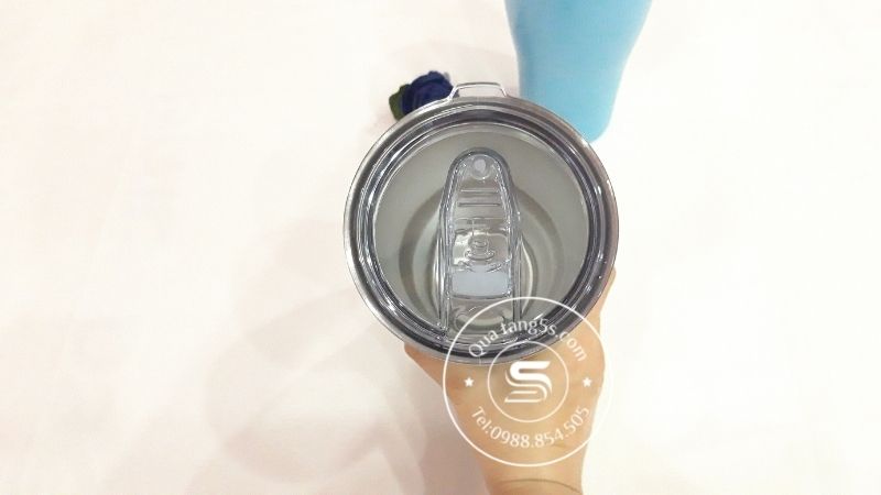 Có thể gạt thanh nhựa để uống nước trực tiếp